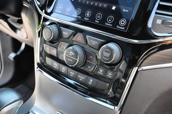 <span class="make">Jeep</span><br/> Grand Cherokee 3.6l V6 Limited Automatik – Bild 16