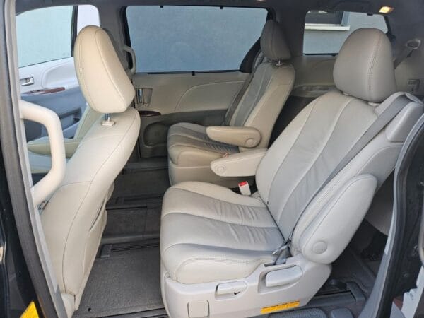 <span class="make">Toyota</span><br/> Sienna 3.5 V6 AWD XLE Leder RFK  AHK SWA – Bild 15