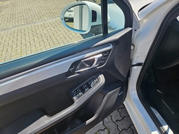 <span class="make">Porsche</span><br/> Macan Turbo RFK ACC Panorama Sitzbelüftung SWA – Bild 15