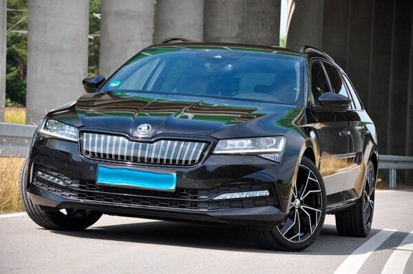<span class="make">Skoda</span><br/> Superb Combi Sportline iV ACC RFK FPK Navi STH – Bild 3