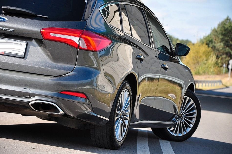 <span class="make">Ford</span><br/> Focus Turnier Vignale AHK RFK STH – Bild 5