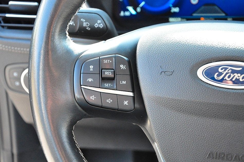 <span class="make">Ford</span><br/> Focus Turnier Vignale AHK RFK STH – Bild 10