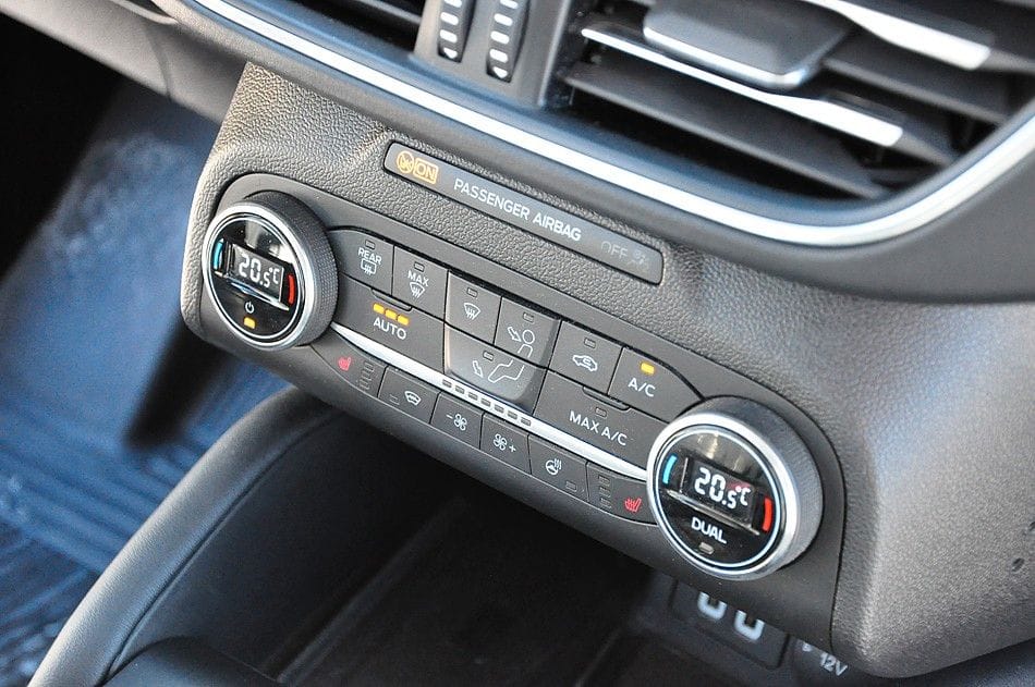 <span class="make">Ford</span><br/> Focus Turnier Vignale AHK RFK STH – Bild 12