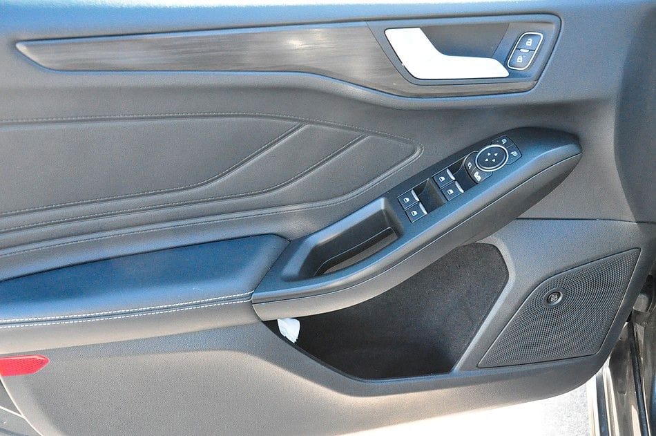 <span class="make">Ford</span><br/> Focus Turnier Vignale AHK RFK STH – Bild 13