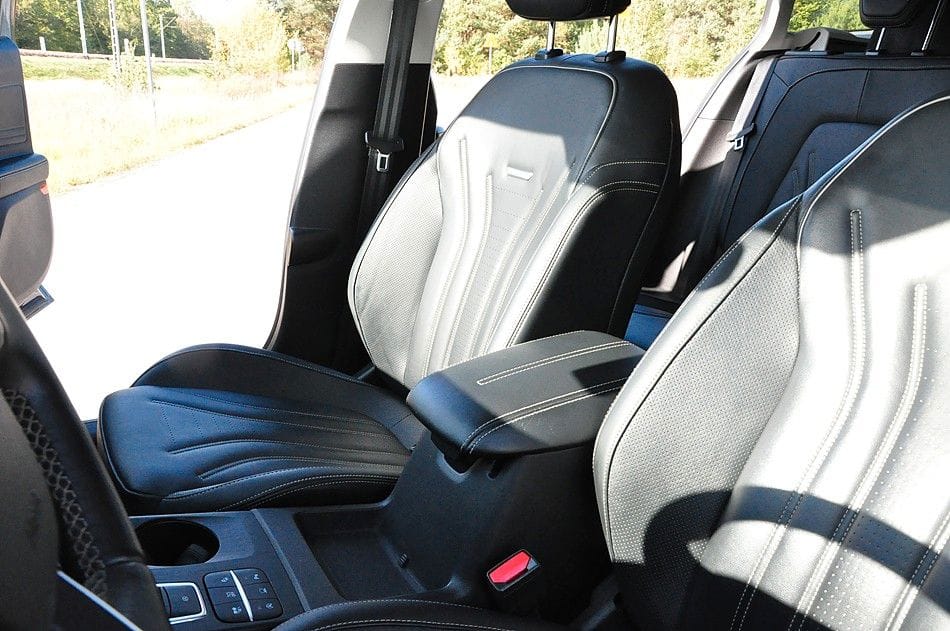 <span class="make">Ford</span><br/> Focus Turnier Vignale AHK RFK STH – Bild 15