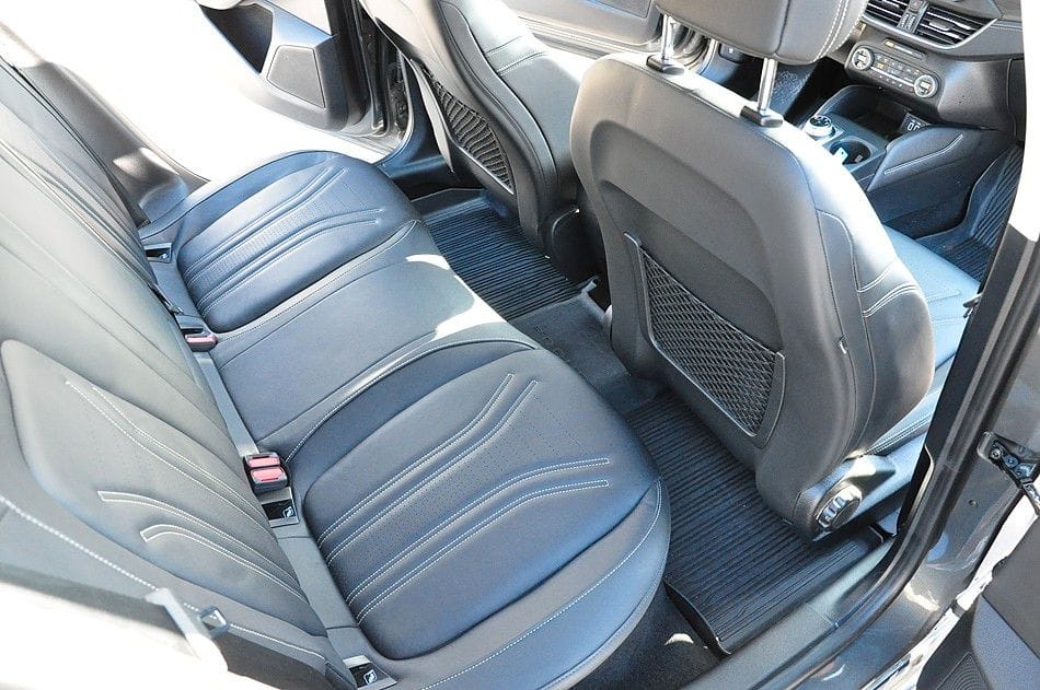 <span class="make">Ford</span><br/> Focus Turnier Vignale AHK RFK STH – Bild 21